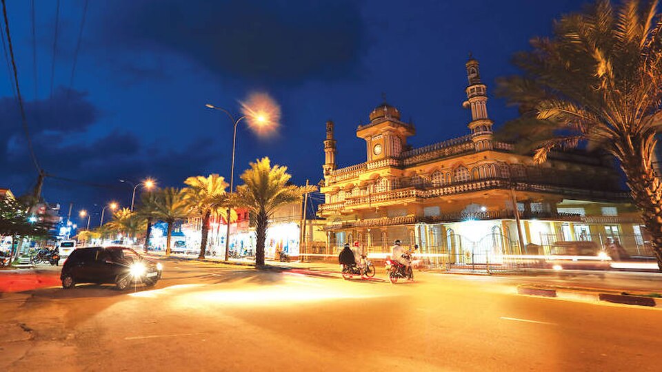 Bazaar strip along the road in Kattankudy